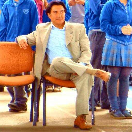 Esposo, padre amante y amado por su familia, profesor, Magíster en Pedagogía por opción y vocación.
Basta de izquierda y derecha que nos divide. Más tolerancia.