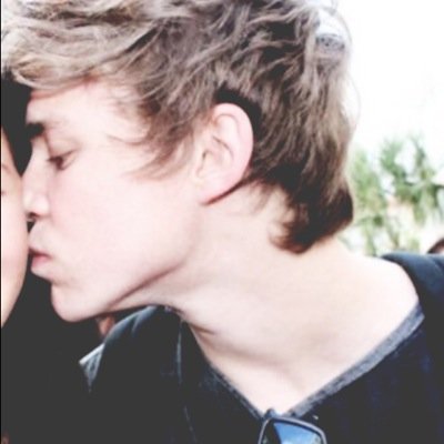 follow @prettypunk5sos
