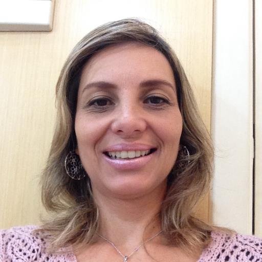 Adoro estar com familia,amigos,pessoas,prezo o respeito e a verdade.Odeio a mentira e a hipocrisia, adoro dançar e voar.Creio em Deus acima de todas as coisas