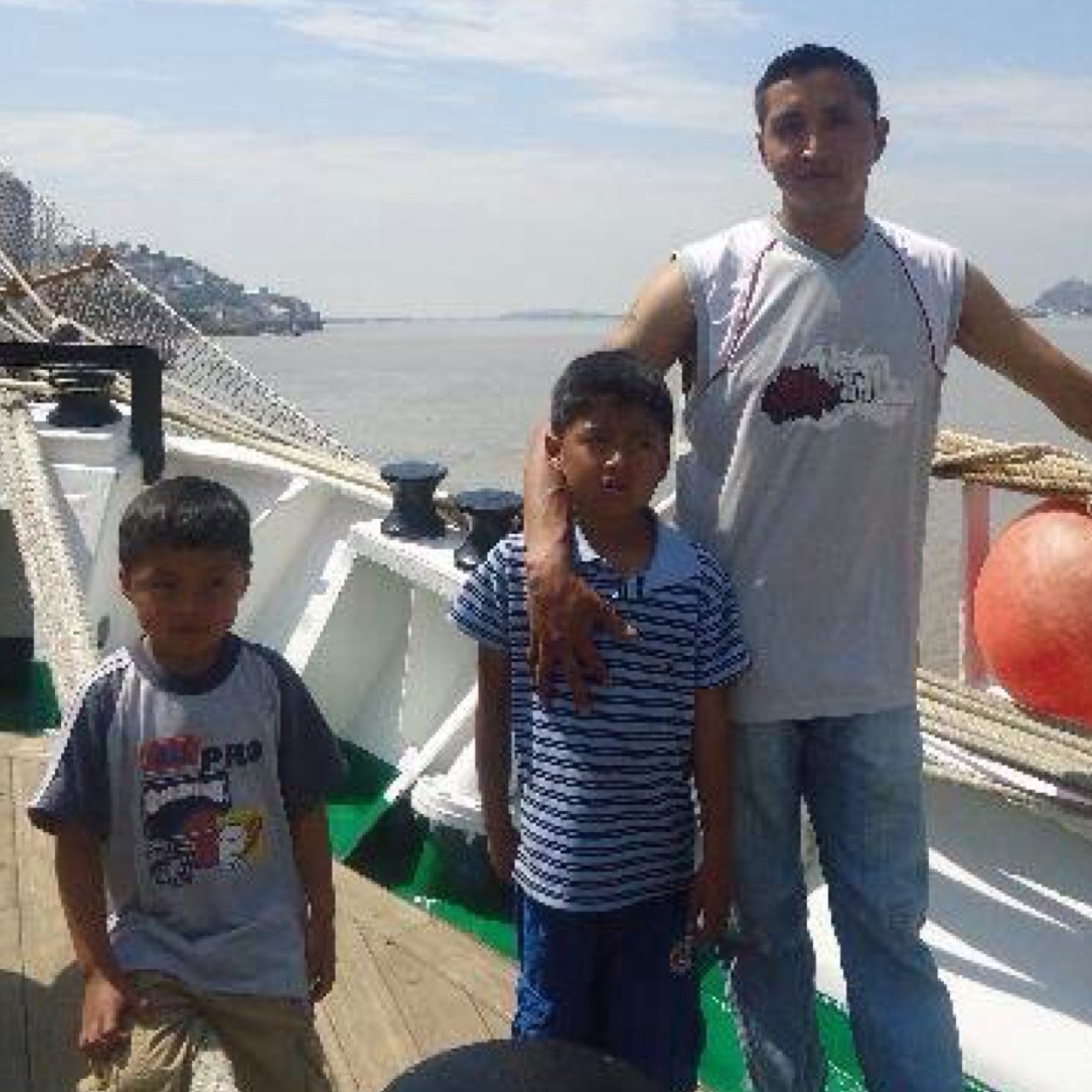 Trabajador y luchador por el desarrollo de nuestro querido País. Por amor a mis hijos.