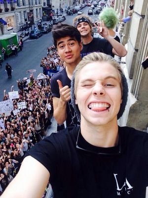 FOLLOW @DEDICATEDNARRY AND ASK FOR A FOLLOW BACK :) ♡ #vote5sos