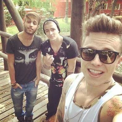 uns preferem andar outros preferem voar..Mas entre andar e voar eu prefiro voar pk andar e pros fracos