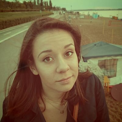 люблю людей цветы природу и поныть иногда))) глупые вопросы позадавать....)))чтоб не скучно было