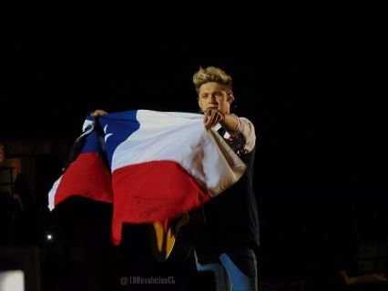 Hola c: soy Directioner.. tambien me gusta 5sos, the Vamps etc . el 30 de abril fue uno de los mejores dias dr mi vida c,:  siganme y los sigo..