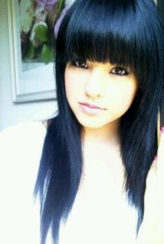 I like to play soccer ,my favorite color is green ,and I'm Mexican.