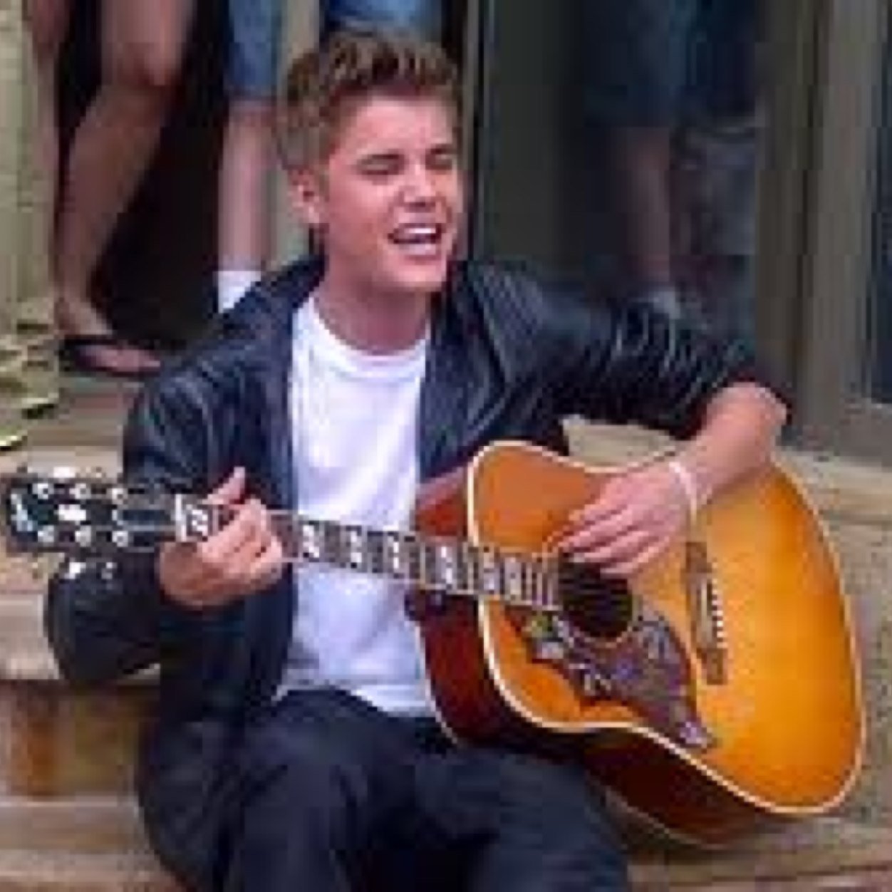 saved 1, go follow @drugxbieber ! #MTVHottest Justin Bieber