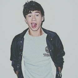 Hey i gave you a free follow so please follow @gilinsquad  :) Il also dm to 5/12 2/5 3/6 + 5sos band acc