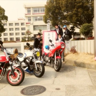 岸本 拓磨 En Twitter ゼファーパクられました 昨日の夜9時 朝の7時半の間です 赤の直塗装で マーシャル Vf マフラー モリワキとプリティーの改3赤のロケットカウルです 右下のフロントフォークに神戸製鋼のステッカーもはってあります 超拡散おねがいです Http