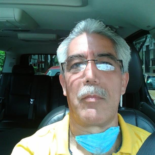 Hombre. Originario de Puebla, trabajando en una empresa editorial en el area de comercialización
