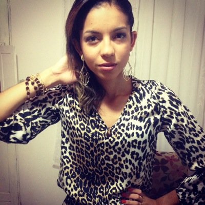 Pernambucana,estudante de jornalismo , 20 anos, Geminiana , Blogueira, sonhadora ,Alegre , apaixonada .