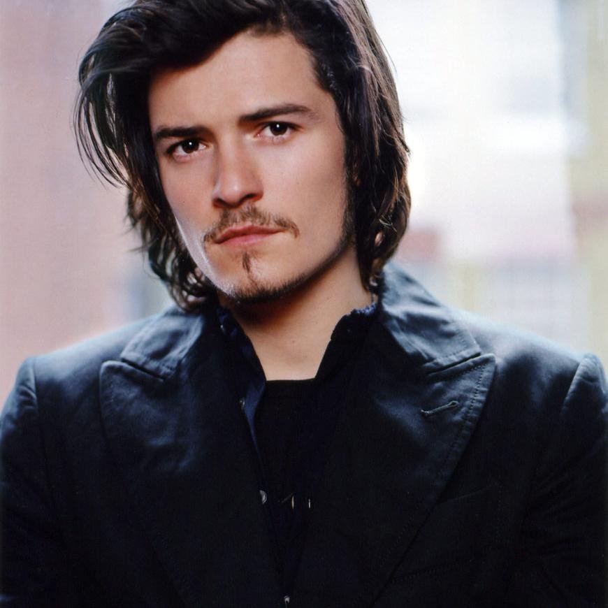Fake, Actor, British, 37 years. Elfo y pirata de medio tiempo.