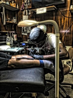 #YaTattMansFavoriteTattMan
330-519-3896 
Kik: Myke22
The Man Wit The Ink In His Hand
