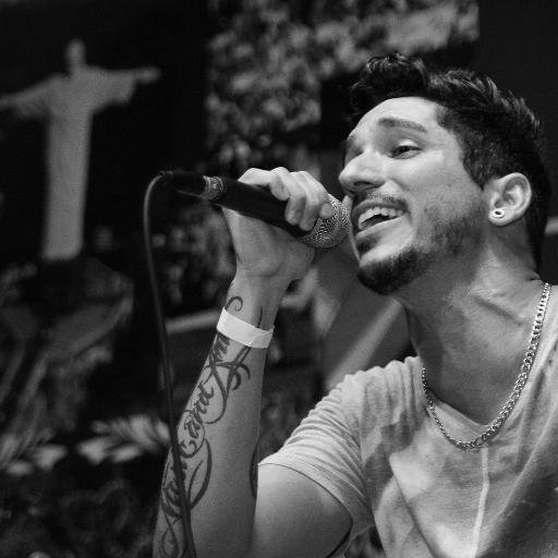 Vocalista nas bandas Anima e Fervo.