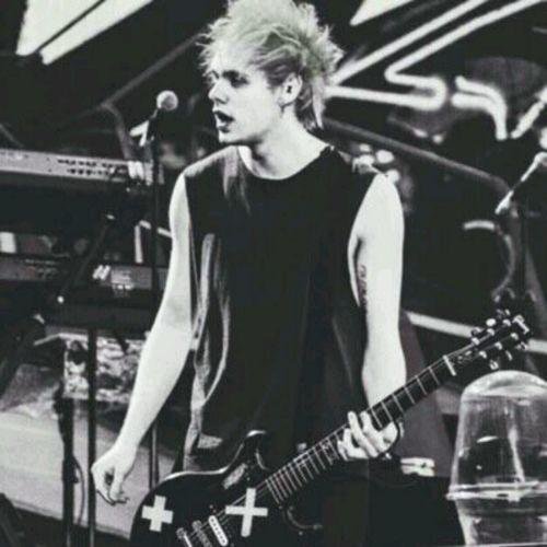 YEYY You just got a free follow, DONT follow me. Please follow @lukeatmebieber and ask her for a follow back if you want :)