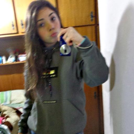 Ela é um poço de qualidade e defeito e cada jeito dela é uma emoção, Toda mulher causa um efeito Que esconde que seu corpo perfeito É só um convite pro que ela