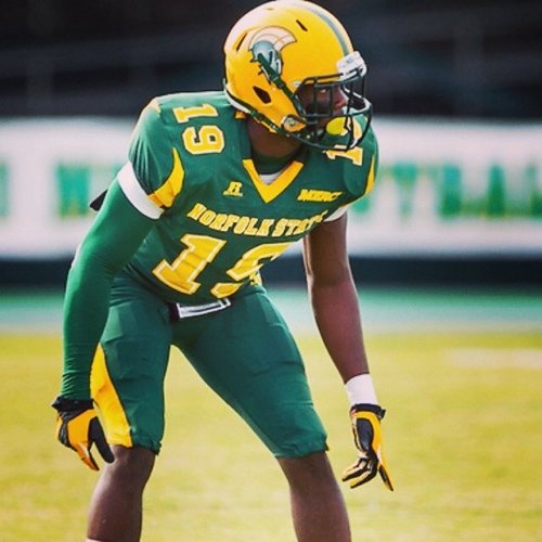 DM103_'s profile picture. ...#NSU14™... #19 #NSUFOOTBALL. . . A villan in the eyes of many. . . I'm BAD for your health.☤  IG: dmarrow_19