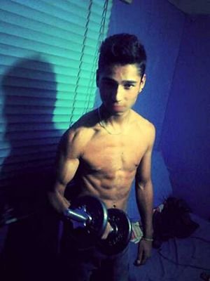 Me Gustaaaan los Juegos de terror y Soy Fans del RUBIUSOMG & de mangelRogel xd. Y nada pz Soy Simpatico ihih.xd Chau'