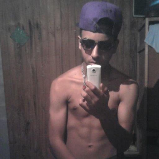 me gusta jugar al futbol/ y me gusta la musica a jaja
 les dejo mi facebook https://t.co/rHTXdxrJbM