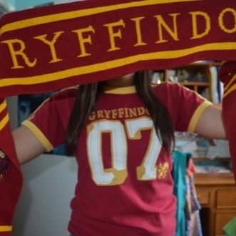 John Green procurado por assasinar meninos de uma perna só, e JK Rowling por vender potterheads para Lúcifer