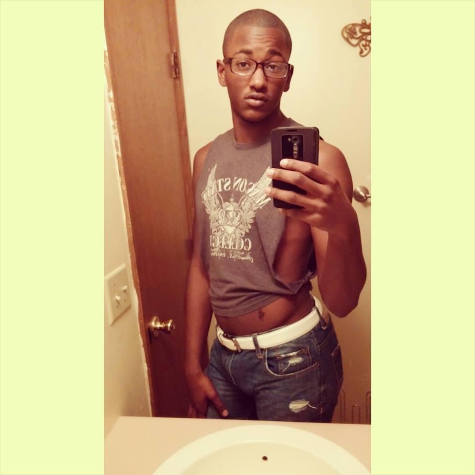 crowned_zaee's profile picture. S E N I O R '1 5
#Gay ✌️✌️ 
Shut Up and Smoke some Weed