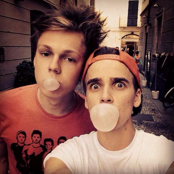 Guys I follow back on my normal profile @DonutsLover_ 3 Pls don't follow this acc