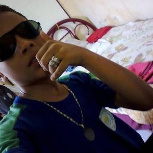 gosto de jogar jogos no facebook e sou viciado em musica...