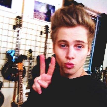 book_flower's profile picture. #directioner #mixer #thevamps #5sos #rock #americanhorrorstory #ДИРЕКШИОНЕРФОЛЛОВЬДИРЕКШИОНЕРА единорожек c: