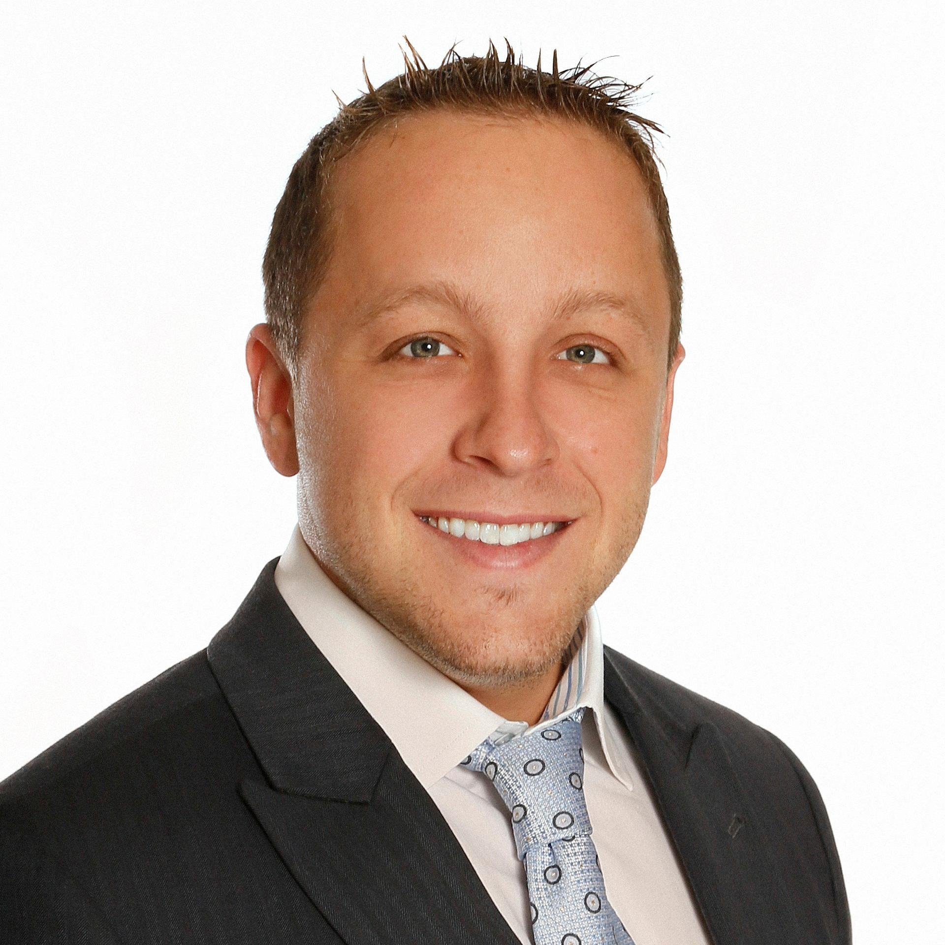 Courtier immobilier résidentiel et commercial chez Via Capitale Sélect au 4715 ave des Replats à Qc. Pour me joindre 418-627-3333