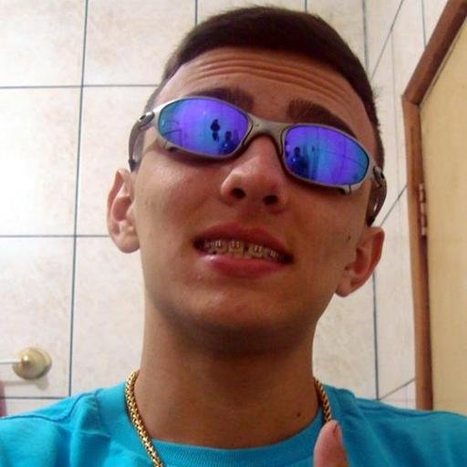 19 Anos , Corintiano roxo , alegre feliz e filho de Deus .