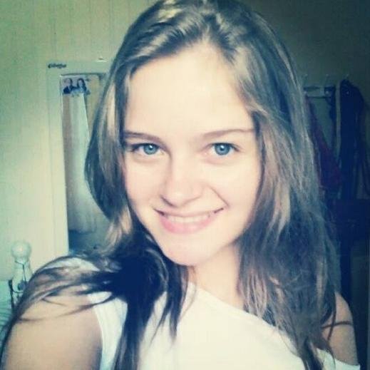 19 anos, gremista, escorpiana, apreciadora de boas amizades e pessoas sinceras, gosta de ler, de ver seriados, filmes e de estar perto de pessoas que ama.