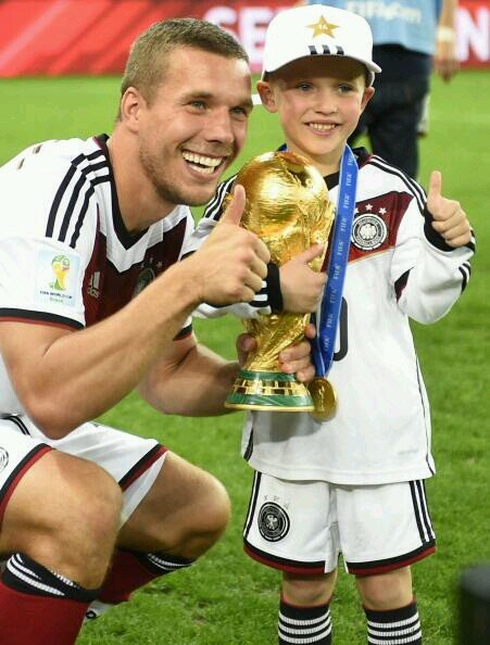 Fanbase Lukas Podolski (@Podolski10) dari Indonesia. Follow dulu untuk promote/retweet. #VCC #aha!