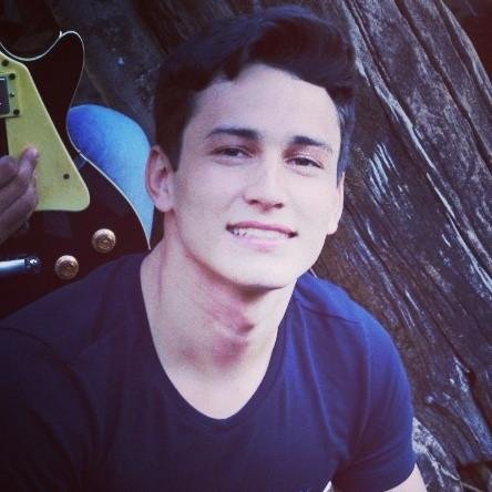 O jeito que você me olhou, de forma me encantou, me deu confiança pra seguir, segurar suas mãos e falar bem baixinho, o mundo está pra nós dois. @BandaNotoryus