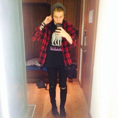 click the link to vote and send proof and ill dm you to luke :-) (i will tweet proof of dms)