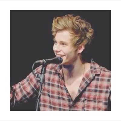go follow @talkslowlrh bc she's awesome and she'll dm you to calum if you ask nicely:-)