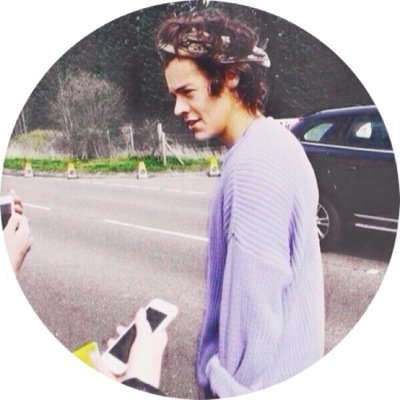 FOLLOW @crowninglirry BECAUSE SHES SO CLOSE TO HER GOAL