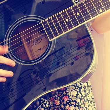 Instagram: Noemi_urg, facebook: Noemi Rodas Urgell :3 tengo 13 años soy cristiana y amo la musica y la lectura!!!