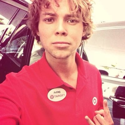 Alex from target PeFxM1Ym_400x400