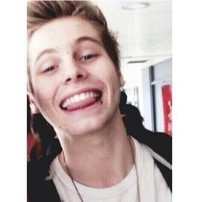 please go follow @lhommerun :D it would mean a lot ✨