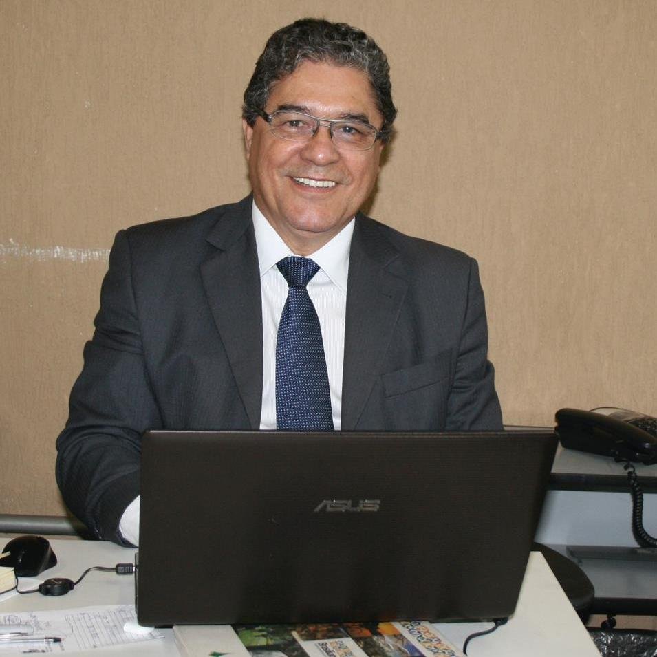 Jornalista profissional com experiências em gestão na iciativa privada e pública. Cargo atual:Consultor em comunicação governamental e blogueiro profissional.