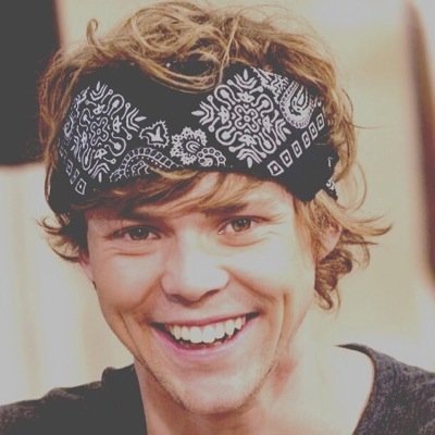 im not an ashton girl, im ashtons girl .
