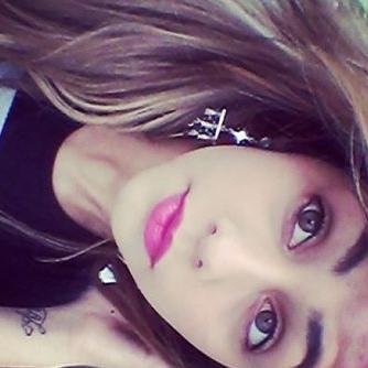 Ela tipo cafeína pura mistura rotina com pouco de adrenalina e aventura que me prende feito a ditadura sua doçura me ilumina seu lado que desatina tem censura ♪