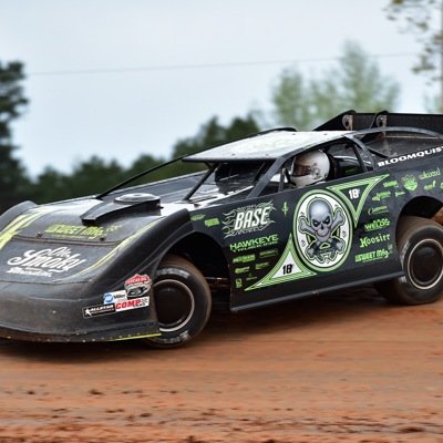 Im a big dirt track racing fan and I post photos bout dirt racing and also I tweet everything about dirt track racing, follow me and I'll follow back