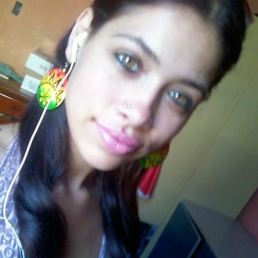 Menina, esporte e política. Universitária.