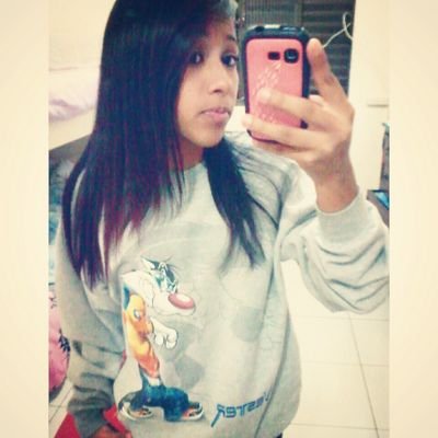 16 anos,
Chata, Divertida, Irritante ..
Amo comer e Dormi :3
 Seca a lágrima vira a página ;)  Instagram : @Karineeeee_