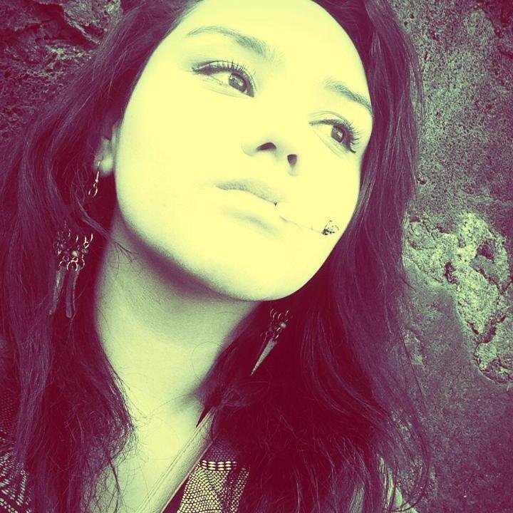 Amante de Led Zeppelin . Cigarros y otras drogas. Arte. Regaee. Psytrance. Rock y esa clase de cosas.  PLUR.