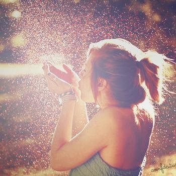 Busca por luz? Busque a Cristo!
Só ele te tira você da escuridão, só ele põe o azeite em sua dor e te sara, só ele pode te salvar. 
Ele te ama!
