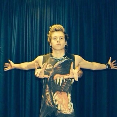 Wating for Luke Hemmings to follow me...