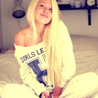 Hey guys,i'm Elena, 16, big belieber and directioner,graphic designer..soo follow me3