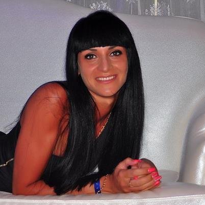 I'm fitness trainer and sport enthusiast. I like to travel and party.