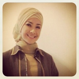 A happy wife, mother of 3 amazing girls, presenter/MC, Notary Jakarta Selatan who loves  to run